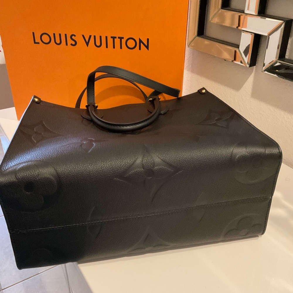 Louis Vuitton M45595
Onthego MM black handbag - Picture 6 of 12
